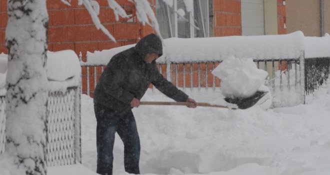 Građani, morate čistiti snijeg ispred svojih objekata ako ne želite platiti kaznu i do 1.500 KM!
