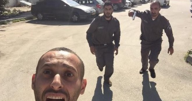 Ova fotka zapalila je društvene mreže: Palestinac bježi pred dvojicom izraelskih vojnika?