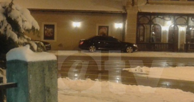 Limuzina Milorada Dodika zakrčila trotoar kraj potpuno praznog parkinga: Pravila ne važe za predsjednika RS!  