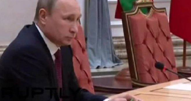 Nije mu bilo po volji: Pogledajte kako uzrujani Putin drobi olovku u ruci