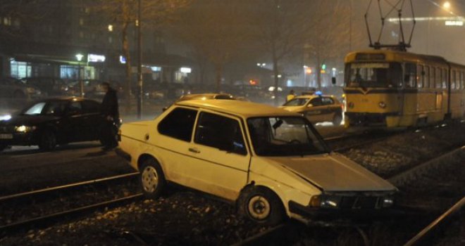 U sudaru tri automobila dvije osobe povrijeđene, obustavljen tramvajski saobraćaj
