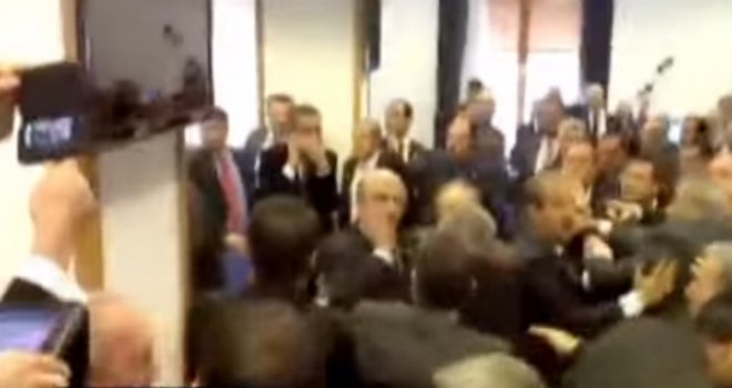 Opšta tuča u turskom parlamentu: Gađali se stolicama, udarali čekićima...