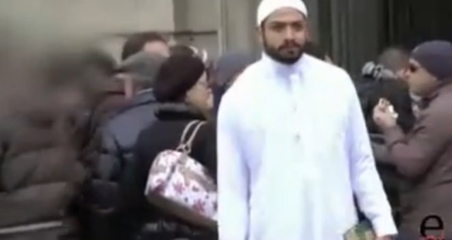 Musliman nosio Kur'an i šetao Milanom: Pogledajte šokantne reakcije prolaznika!