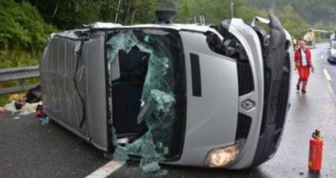 Prevrnuo se prepuni kombi, 40 ljudi povrijeđeno!