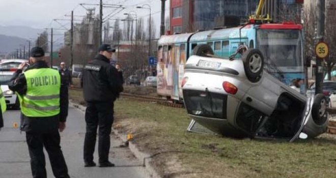 Teški udes na Čengić Vili: Jedan auto na krovu, drugi na tramvajskim šinama