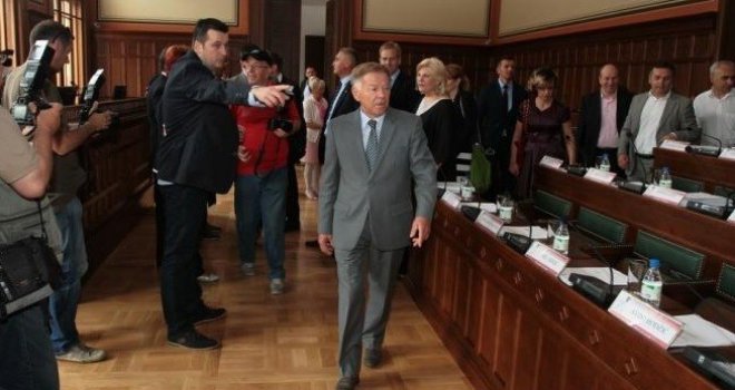 (Ne)usklađivanje sa federalnim zakonom: Plate gradskih vijećnika lete u nebo?!