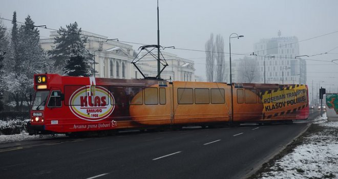 Klas sutra u tramvaju dijeli pecivo putnicima