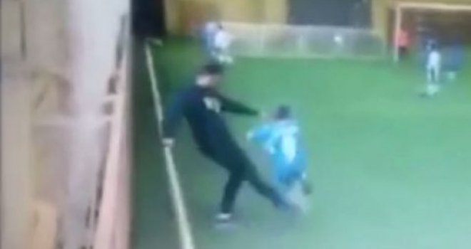 Uznemirujući snimak: Trener na utakmici divljački šutira dijete