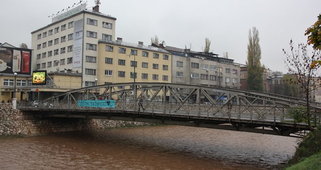 Muškarac pao u Miljacku s mosta na Skenderiji