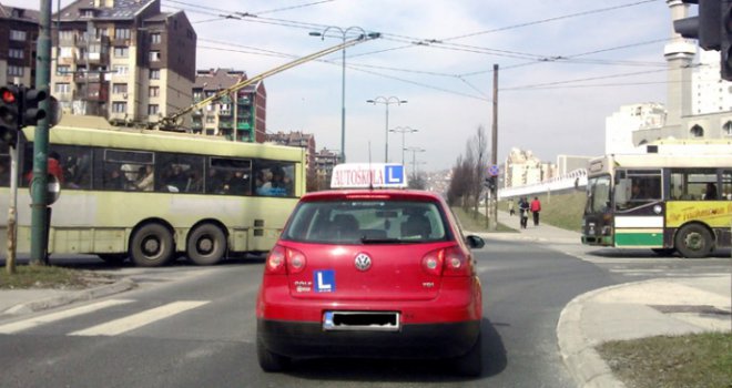 Budući vozači: Auto-škola prolazi na crveno i staje na pješački prelaz