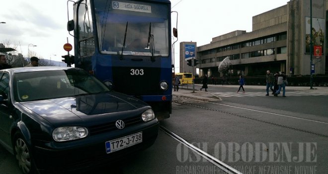 Tramvaj i automobil se sudarili kod RTV doma, u prekidu tramvajski saobraćaj