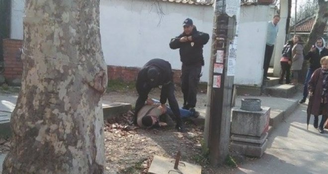 Uznemirujući prizor: Revizori dave putnika bez karte