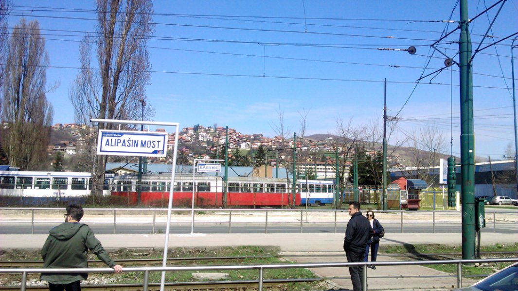 table-na-tramvajskim-stanicama-alipasin-most