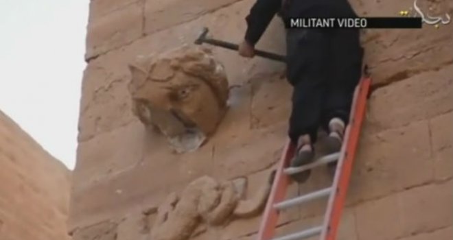 ISIS se hvali snimkom uništavanja drevne Hatre: Čekićima, mitraljezima i buldožerima na zaštićenu baštinu