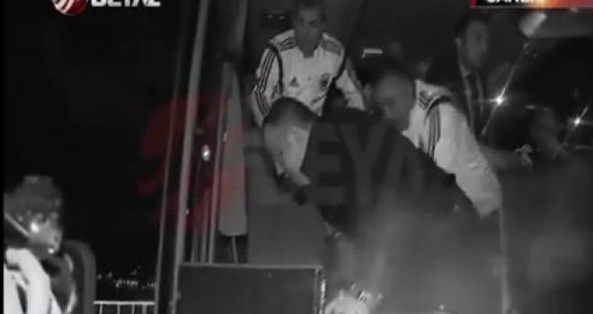 Krv na sve strane: Izrešetan autobus sa fudbalerima Fenerbahcea