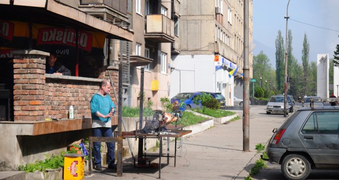 Prvi maj u Zenici: Na ulici u centru grada 'okrenuli' janje