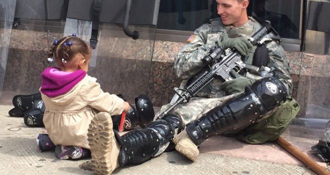 Fotografija koja je podijelila Ameriku: Mislite li vi da je slatka, potresna ili srcedrapajuća?
