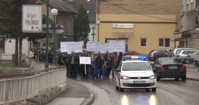 Radnici konfekcije 'Borac' danas ispred zgrade Vlade FBiH u Sarajevu