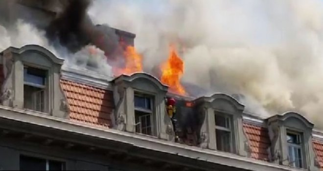 Gori centar Beograda: Podivljala vatrena stihija naprosto guta zgradu...
