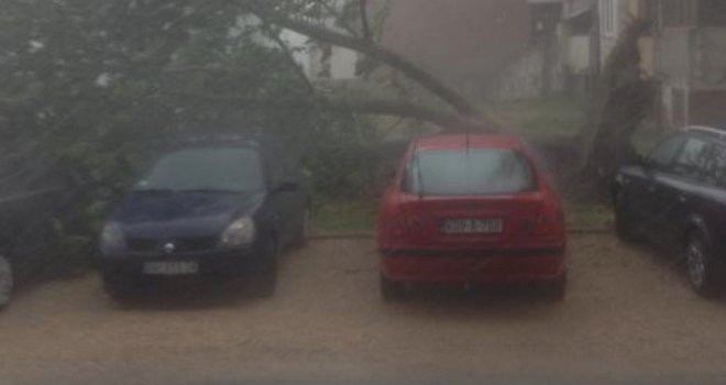 Dobojem divljao snažan vjetar i padao grad: Iščupana stabla, koševi na igralištima...