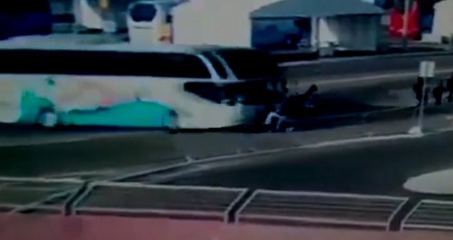 Jeza na Evropskim igrama: Procurio snimak stravične nesreće u kojoj je autobus pregazio tri plivačice (15)...