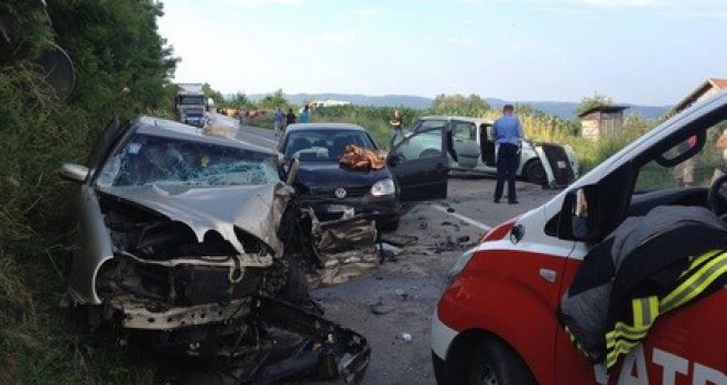 Sudar tri vozila kod Doboja, više osoba je povrijeđeno