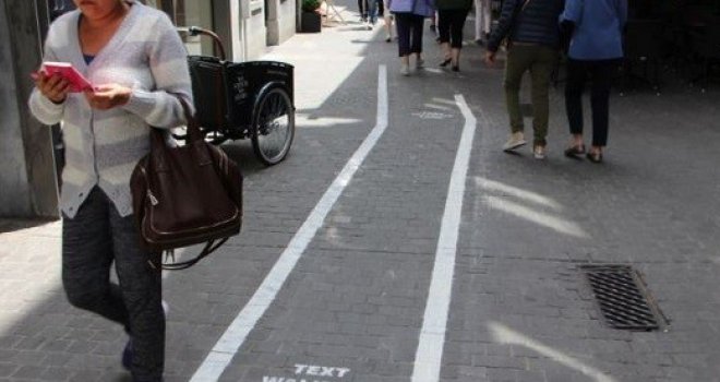 U šta si se zagledao?!?  Oni su toliko ovisni o mobitelima da dobili vlastitu pješačku stazu!