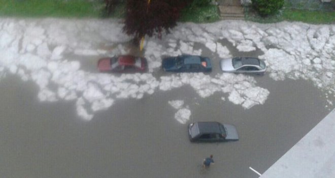 Strašno nevrijeme pogodilo Tuzlu: Ulice pod vodom, strahuje se od velikih šteta