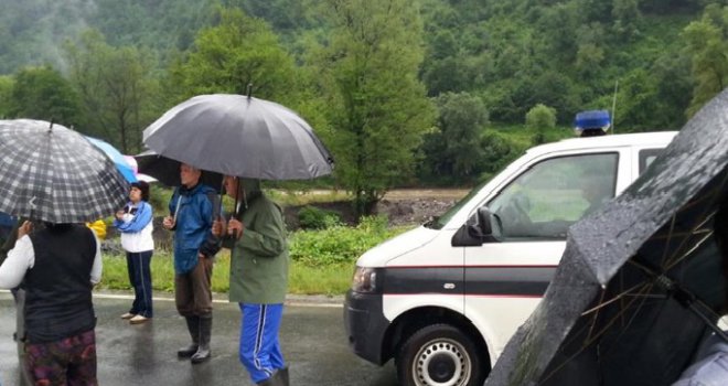 'Ogorčeni bahatošću' načelnika,  građani uništenog Topčić Polja blokirali put Zenica - Doboj!