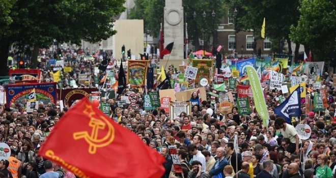 Hiljade demonstranata marširalo Londonom protiv mjera štednje, ismijali Davida Camerona