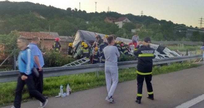 Prevrnuo se autobus, ima poginulih, 61 osoba povrijeđena!