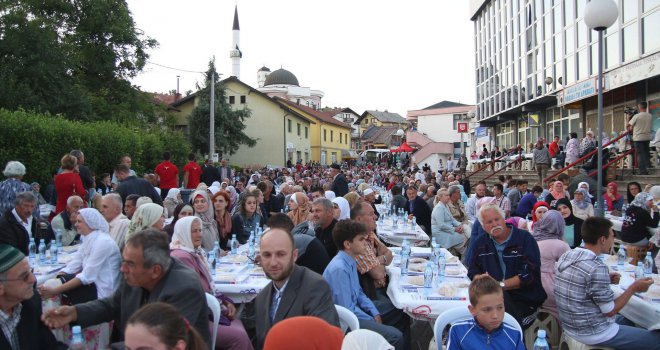 Skandirali u slavu Ratka Mladića pred 1000 postača koji su iftarili u Doboju: 'Ne volim te, Alija!' 