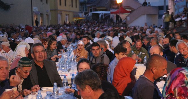 Uhapšene tri osobe koje su skandirale Ratku Mladiću za vrijeme iftara u Doboju