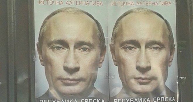Istočna alternativa u Srbiji Srebrenicu oblijepila plakatima Vladimira Putina