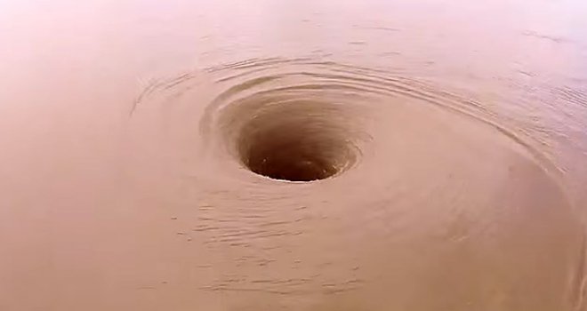 Teksas u panici: Ogroman misteriozni vrtlog nasred jezera nemilice guta vodu