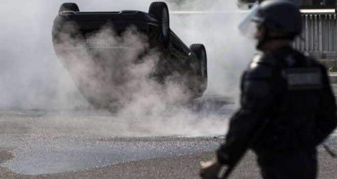 Haos u Parizu: Taksisti protestuju protiv Ubera, spaljuju i prevrću automobile, na ulici policija
