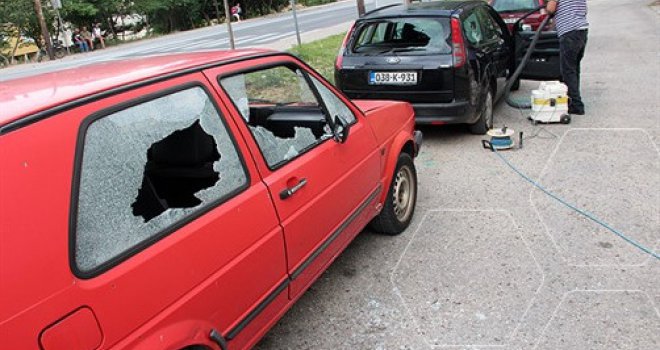 Eksplozija odjeknula Mostarom, oštećena četiri vozila i kafić