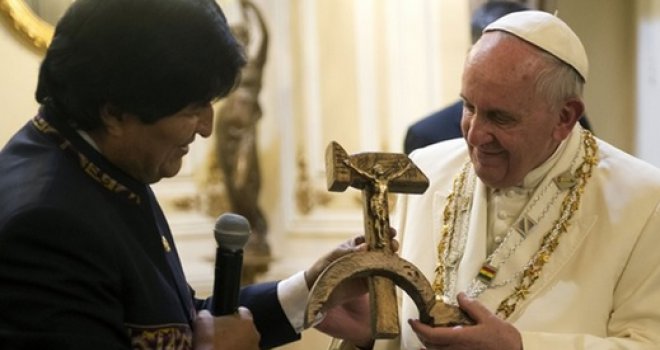 Šokiran poklonom: Papa od bolivijskog predsjednika dobio Isusa u obliku srpa i čekića