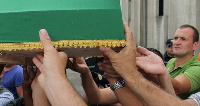 Samo sablasna tišina i jecaji: Tabuti mučki ubijenih žrtava prenose se do Musale