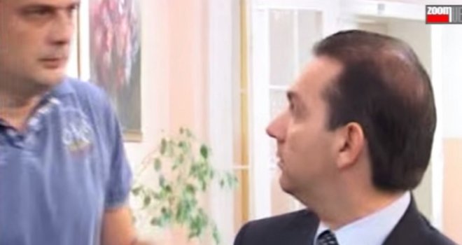 Šokantan snimak: Pomahnitali muškarac u Srbiji pred kamerama izbo novinara