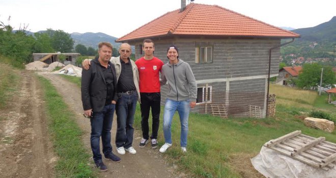 Priča koja vraća nadu: Poznati pjevač narodne muzike i njegovi fanovi porodici Hazić pomogli da izgrade kuću