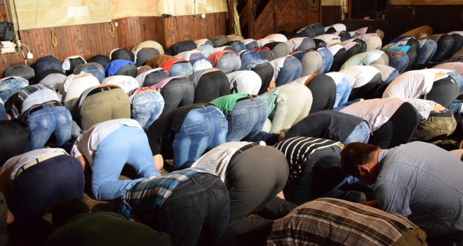 Više stotina vernika klanjalo bajram-namaz u beogradskoj Bajrakli džamiji