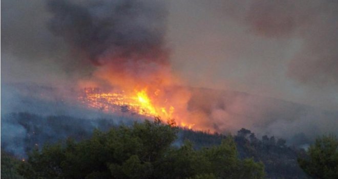 Požar u Ravnom širi se prema selima, ponovno gori i na Čvrsnici