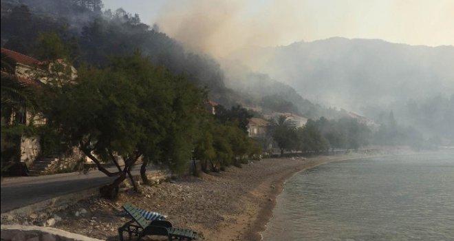 Veliki požar i u Dalmaciji: Kompletan Trstenik evakuisan, vatra na Korčuli izmakla kontroli