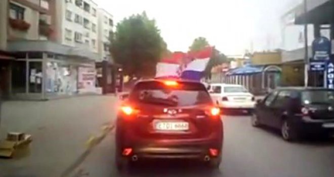 Prišli automobilu u koloni svatova i strgnuli hrvatsku zastavu