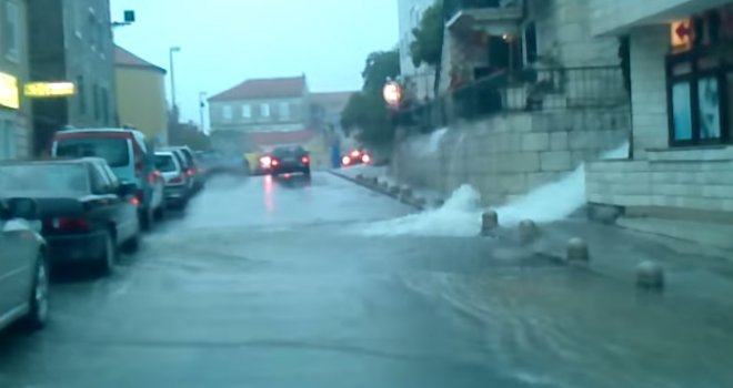 Snažno grmljavinsko nevrijeme pogodilo Makarsku, temperatura se spusila na 22 stepena!
