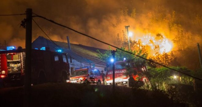 Požar na Pelješcu ponovo van kontrole: Vjetar okrenuo i vatrena stihija došla na 50 metara od kuća