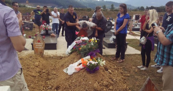 Lejla i prije pucala na Adisa: Đorđijević sahranjen, neutješna majka na koljenima pored rake