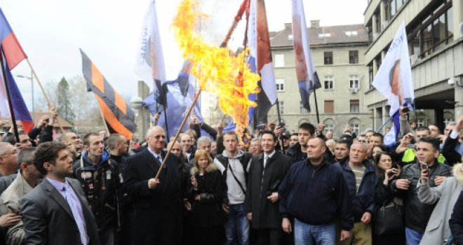 Šešelj i njegovi radikali ispred Hrvatske ambasade spalili dvije hrvatske zastave