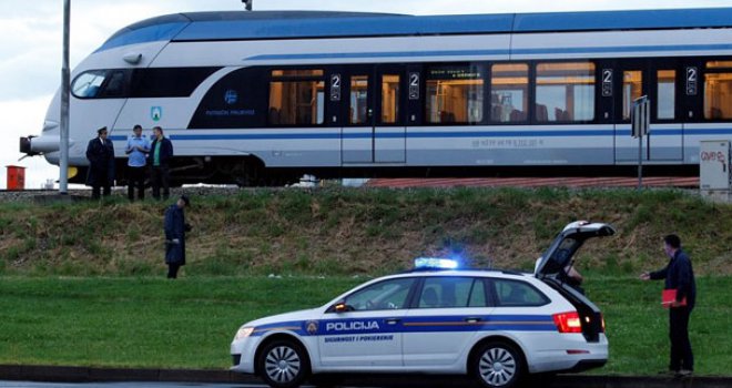 Bizarna nesreća u Hrvatskoj: Mladić gurnuo glavu kroz prozor jurećeg voza, udario u stup i...